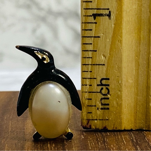 Vintage Faux Pearl Black Enamel Penguin Pin Brooch MCM Lapel Dainty Bird - Picture 7 of 7